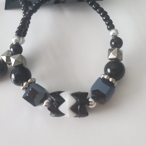 NEW Black & White Beaded Hoop Earrings Medium Large size 40mm Zig Zag Chevron - Picture 4 of 5